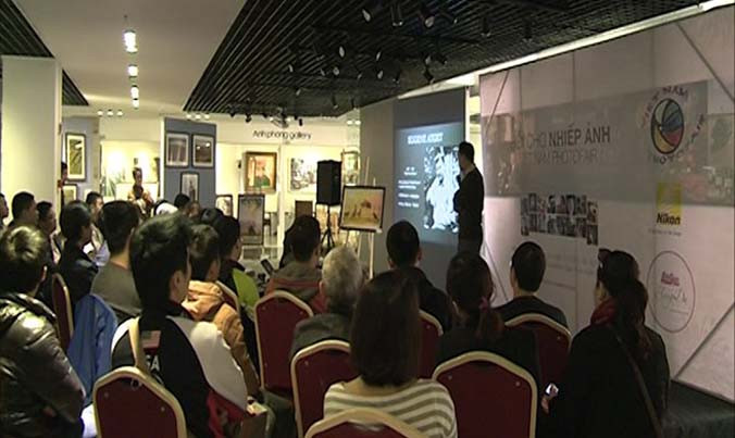 VietNam Photo Fair lần đầu thứ nhất quy tụ 17 tay máy đến từ mọi miền đất nước. Ảnh: TTXVN.