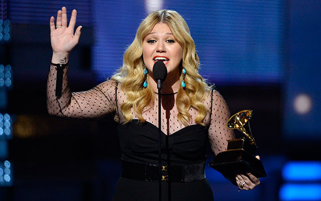 Kelly Clarkson biểu diễn tại đêm chung kết Hoa hậu Việt Nam 2014 