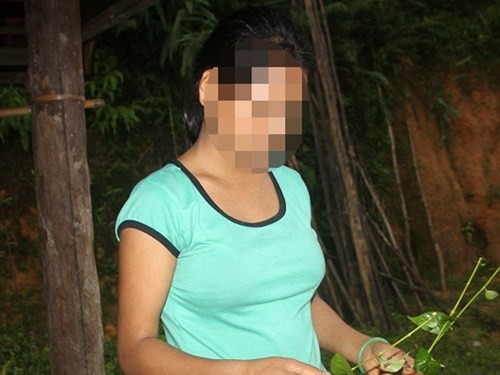 Đinh Thị P. vẫn hồn nhiên cầm cây lá ngón mà trước đó anh rể đã ăn tự tử. 