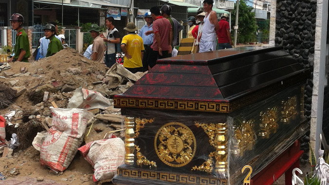 Chiếc quan tài của vợ chồng ông Tài lợi đặt trước công trình để gây áp lực hàng xóm.