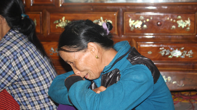 Người nhà đau thương trước cái chết của ông Bảy.