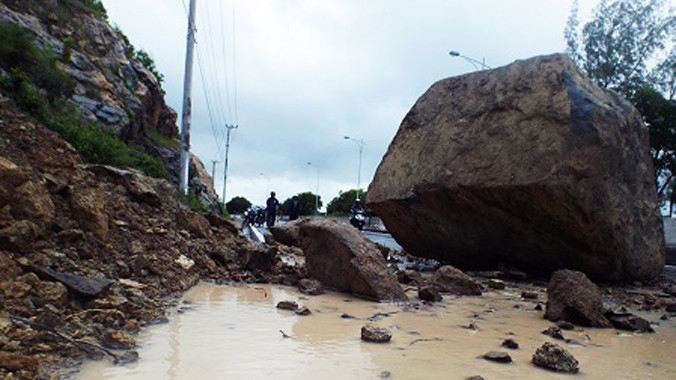 Hiện trường vụ sạt lở ngổn ngang rất nguy hiểm cho các phương tiện.