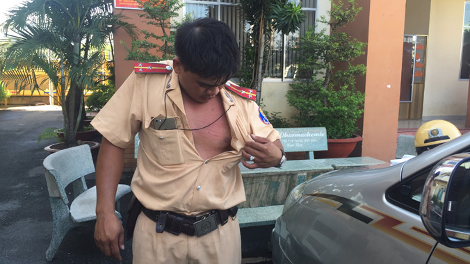 Thượng úy Võ Văn Thoại bị tài xế toàn “hành hung” ngay trên xe. Ảnh Việt Văn.