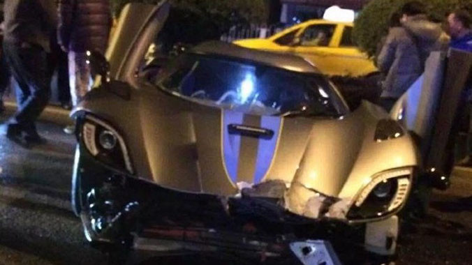 Koenigsegg Agera R bị vỡ nát phần đầu. Ảnh: GTSpirit.