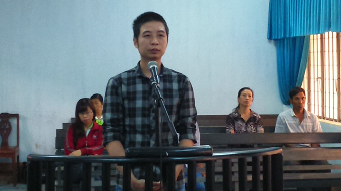 Thùy trước tòa.