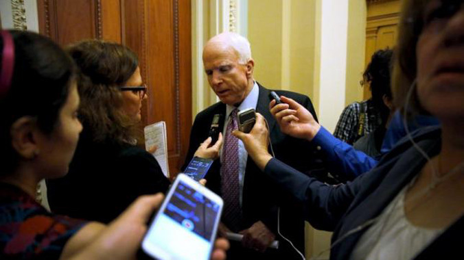 Thượng nghị sĩ đảng Cộng hòa John McCain phát biểu với báo giới. Ảnh: AP.