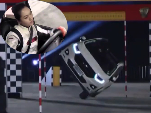 Cô gái thể hiện kỹ năng đặc biệt trong một chương trình truyền hình thực tế. Ảnh từ video.