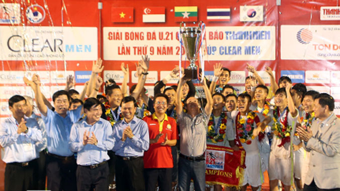 Bầu Đức lần thứ hai nâng Cup vô địch giải U21 quốc tế cùng lứa "gà nòi". Ảnh: Đức Đồng.