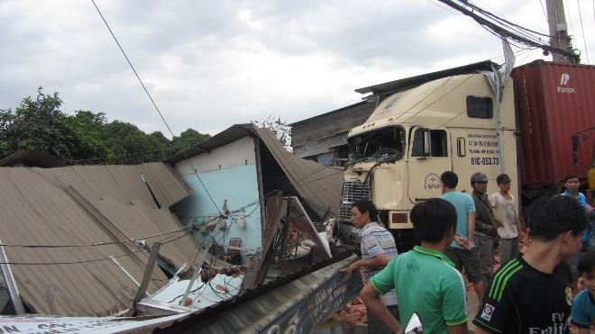 Khiếp hồn xe container mất lái tông sập 3 nhà dân