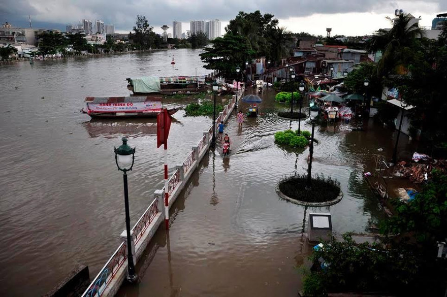 Triều cường đạt đỉnh khiến nước sông Sài Gòn tràn lên đường từ chiều.