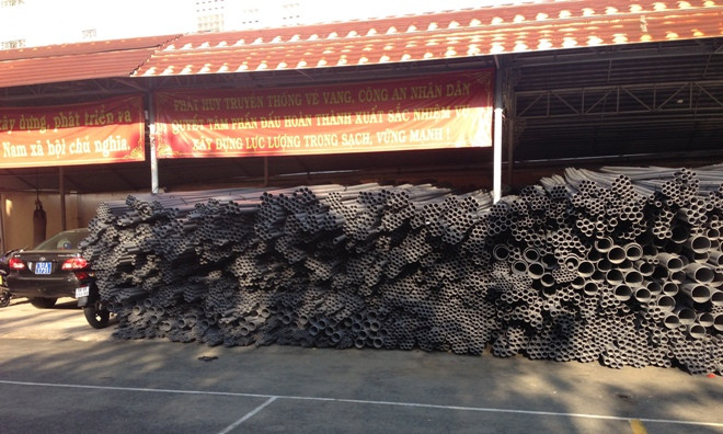 Hơn 25000 ống nhựa các loại nghi là hàng giả, hàng nhái. Ảnh Việt Văn.