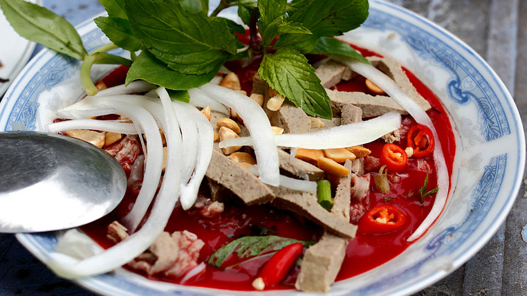 Tiết canh là món được nhiều người ăn vào dịp Tết