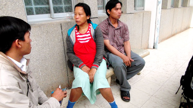 Vợ chồng chị T. thẫn thờ tại hành lang bệnh viện