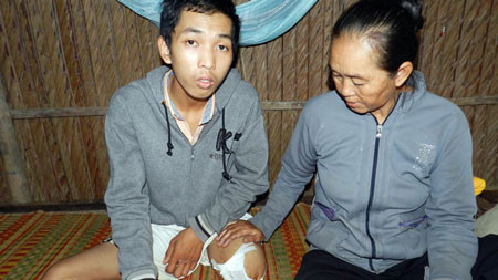 Bà Thị Lan bên cạnh con trai ruột Danh Sua giờ chỉ còn một chân