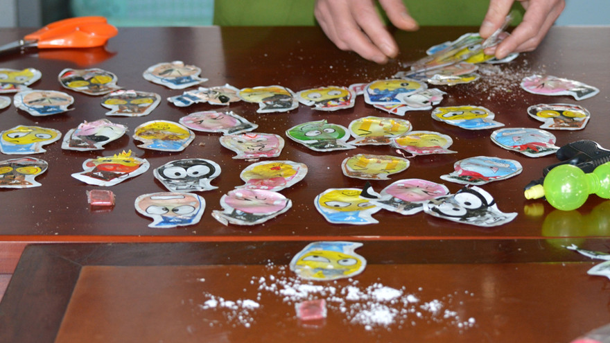 Hơn 50 vỏ gói nổ và 9 gói chưa nổ được cơ quan công an tạm giữ để điều tra. Ảnh: Người lao động