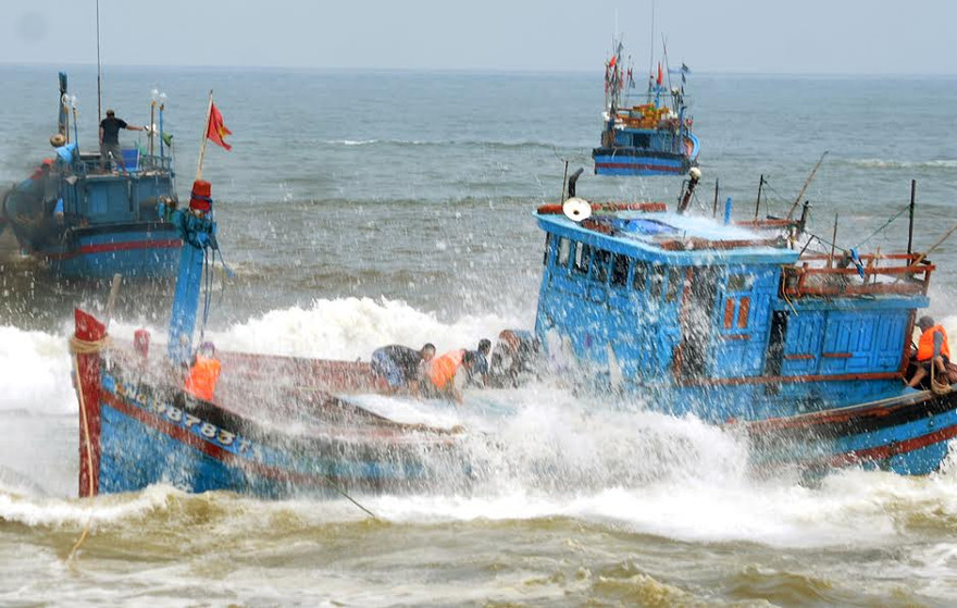 Tàu đang bị sóng bủa vây.