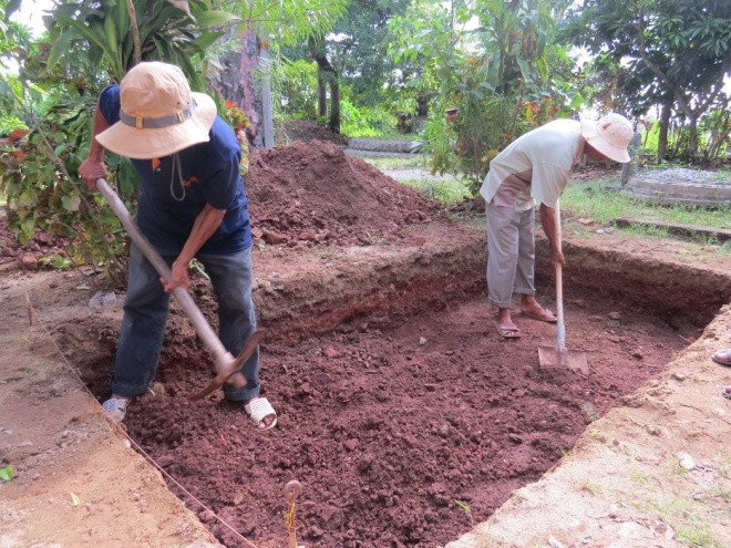 Trong ngày đầu tiên tiến hành khảo cổ học gò Dương Xuân, đoàn khảo cổ đã đào 3 hố trong tổng số 5 hố mà Bộ Văn hóa, Thể thao và Du lịch cho phép, gồm: 2 hố trong khuôn viên chùa Vạn Phước, 1 hố tại nhà ông Nguyễn Hữu Ánh, mỗi hố rộng khoảng 4m2.
