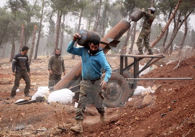 Các tay súng nổi dậy thuộc nhóm Jaish al-Fateh bắn đạn pháo cối vào khu vực do quân chính phủ Syria kiểm soát ở phía tây Aleppo ngày 28/10. (Nguồn: AFP/TTXVN)