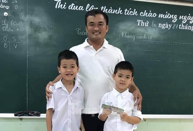 Em Hoàng Văn Lương Bảo và Trần Lê Đại Thành trả lại tập tiền nhặt được cho anh Võ Chung Thành.