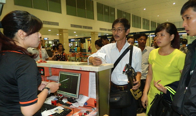 Hành khách làm thủ tục tại sân bay Tân Sơn Nhất.