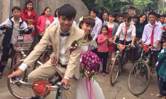 Cô dâu, chú rể hạnh phúc với đám cưới đơn giản.