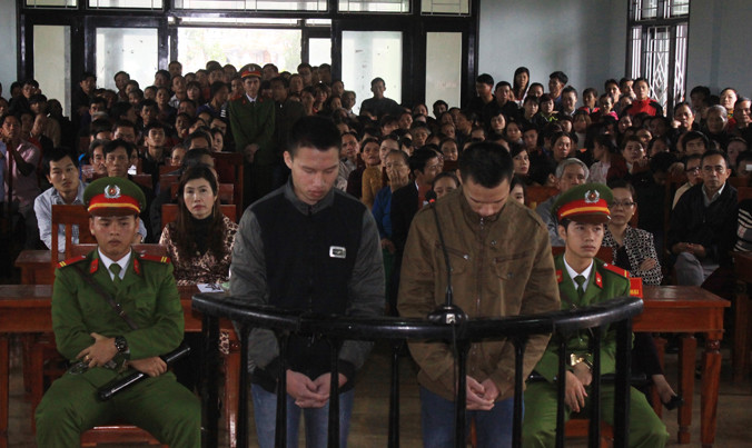 Bị cáo Phúc và Đức trước vành móng ngựa. Ảnh: H.T.