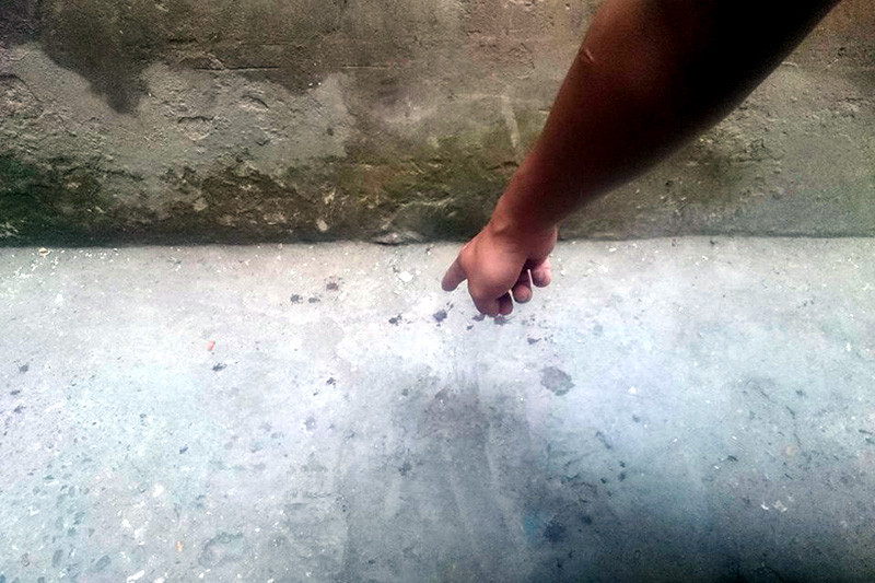 Nhiều vết máu khô rơi vãi trên đường