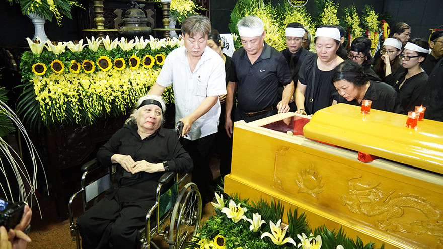 Phu nhân của GS. Phan Huy Lê tới tiễn đưa người bạn đời