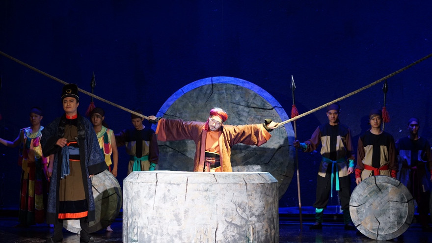 "Thế sự" chọn nhân vật nhiều tranh cãi Nguyễn Hữu Chỉnh làm trung tâm. Ảnh: Bảo Hân