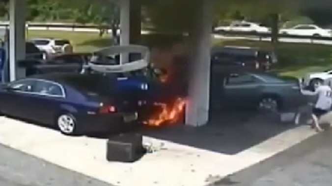 Giây phút xe 'điên' lao vào cây xăng, cháy ngùn ngụt