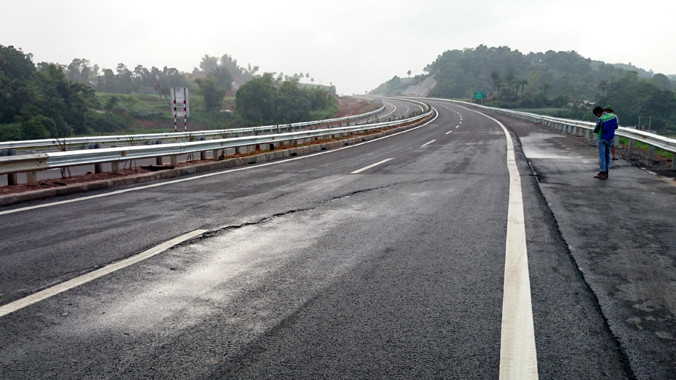  Đường cao tốc Nội Bài - Lào Cai vừa thông xe đã bị lún nứt đang nhận được sự quan tâm của dư luận. Ảnh: Anh Tuấn