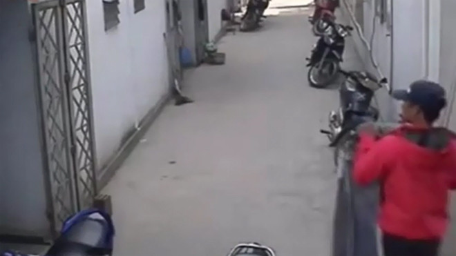 Tên trộm ăn đòn xông phi vì khoắng quần áo trong xóm trọ