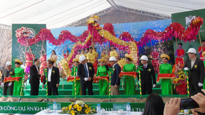 Các đại biểu thực hiện nghi thức khởi công dự án