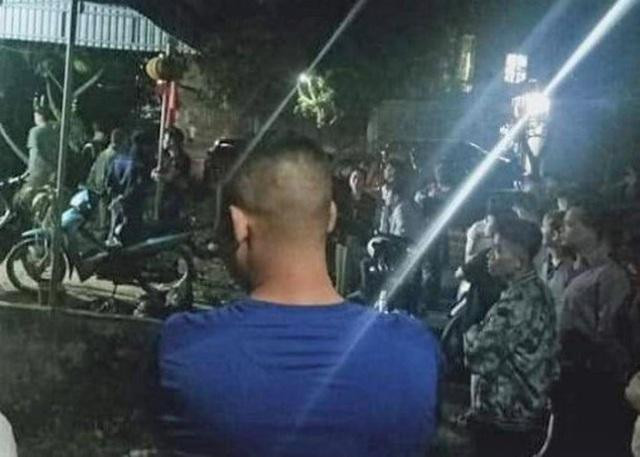 Người dân tập trung tại hiện trường vụ tự thiêu. Ảnh: DT