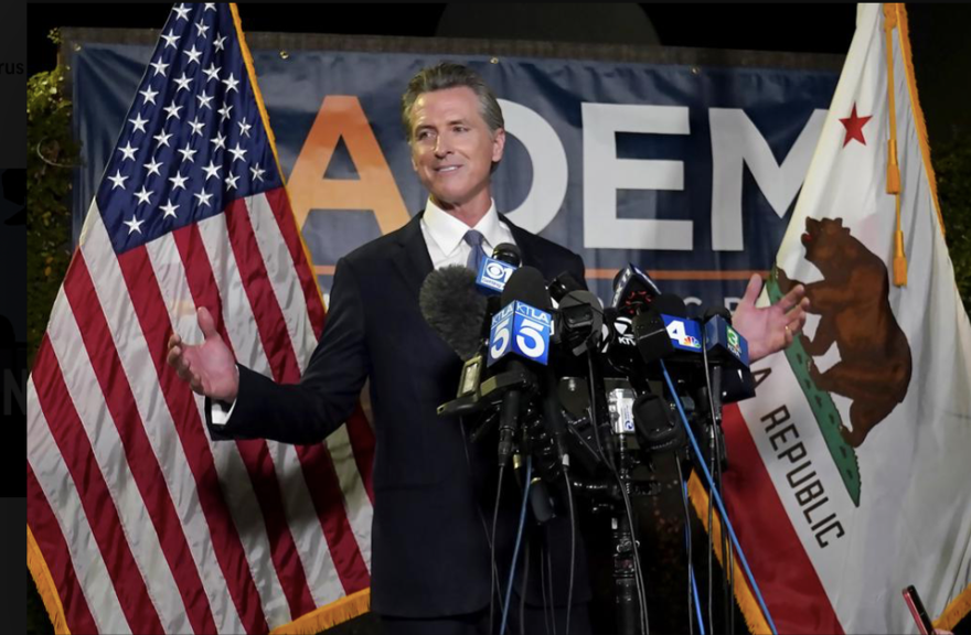 Chú thích ảnh: Thống đốc California Gavin Newsom phát biểu trước các phóng viên sau khi chiến thắng trong cuộc bầu cử được tổ chức nhằm bãi nhiệm ông. (ảnh: AP)