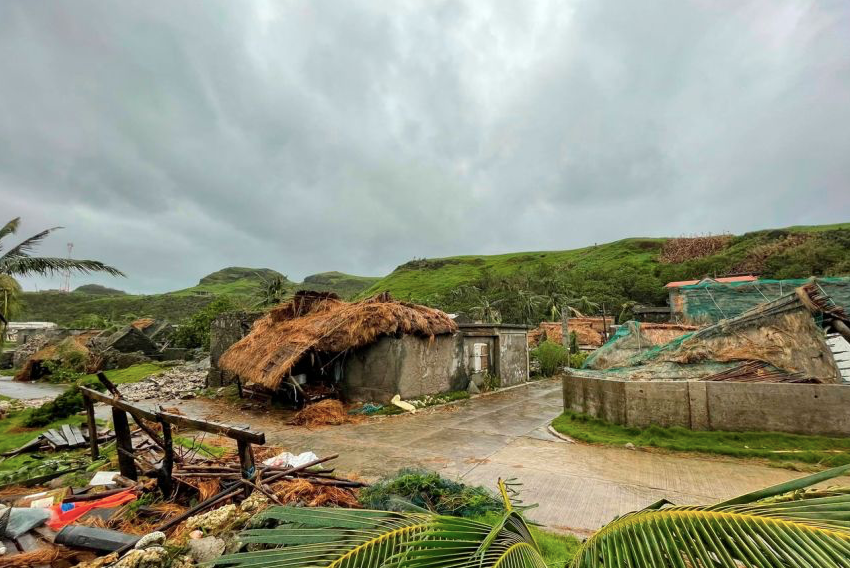 Cảnh tượng tan hoang ở Philippines sau khi bão Chanthu đổ bộ. (Ảnh: Reuters)