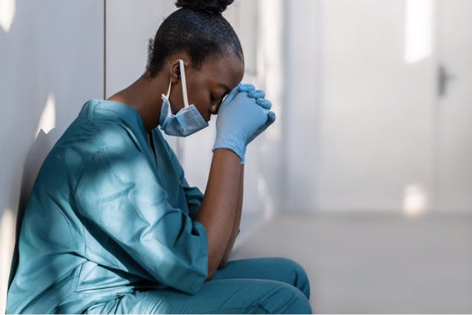 Nhiều y bác sĩ gặp phải các vấn đề tâm lý sau thời gian làm việc trên tuyến đầu