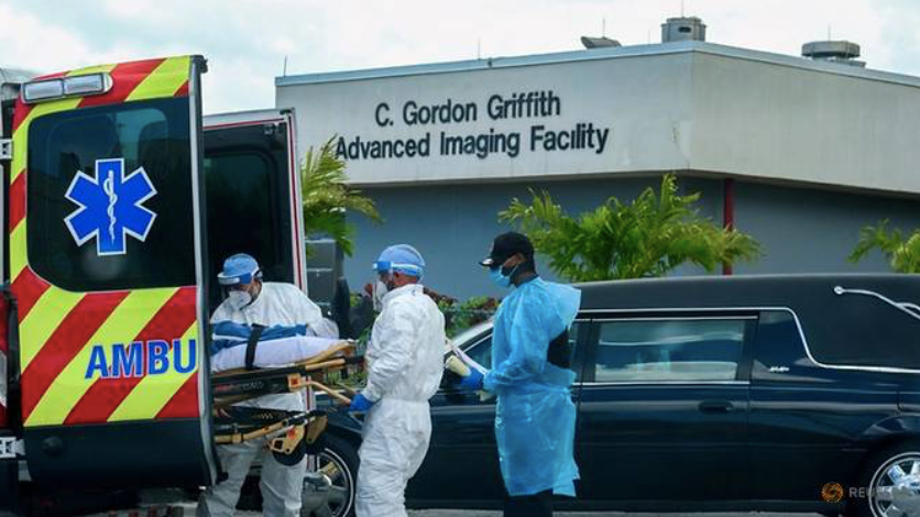 Nhân viên y tế vận chuyển một người chết vì COVID-19 ở Florida. (Ảnh: Reuters)