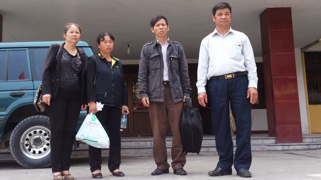 Gia đình ông Chấn xuống Hà Nội kêu cứu tiền bồi thường sáng 17/3. Ảnh: Tuấn Nguyễn