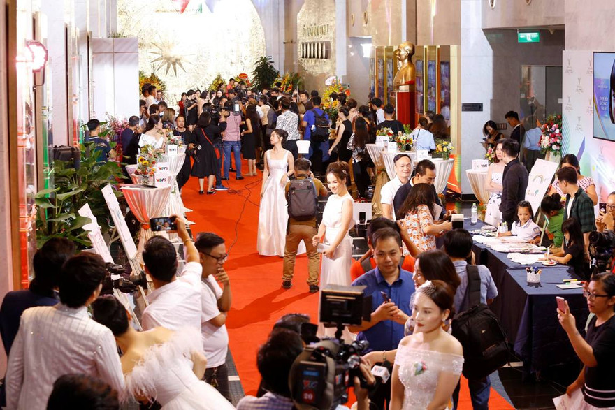 Dàn nghệ sĩ được đề cử và khách mời xuất hiện tại thảm đỏ vTV Awards 2018. Ảnh: Như Ý