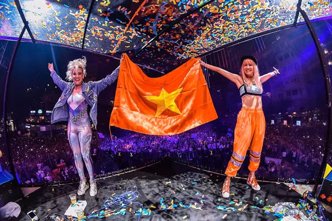 Chị em song sinh Nervo khuấy đảo phố đi bộ Nguyễn Huệ tháng 5/2018 tại Ravolution Music Festival