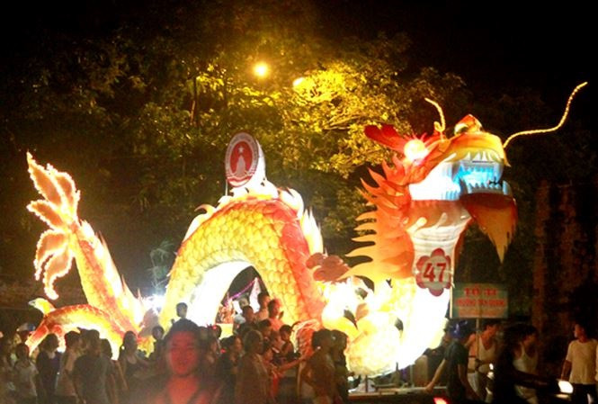 Tuyên Quang đưa hai xe mô hình xuống bờ Hồ giới thiệu trước lễ hội