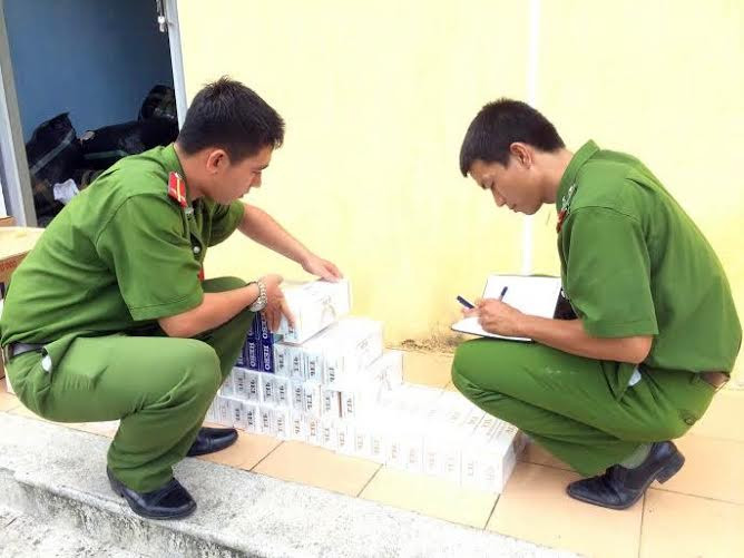 Chú thích ảnh: 2.400 bao thuốc lá lậu được lực lượng chức năng thu giữ. (ảnh cơ quan công an cung cấp)