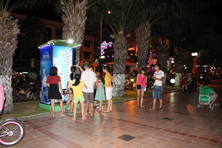 Nghĩ từ máy bán nước tự động trên vỉa hè ở Đà Nẵng