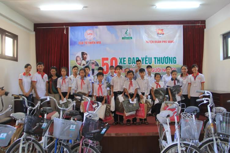 Các em nhỏ bên chiếc xe đạp mới nhận.