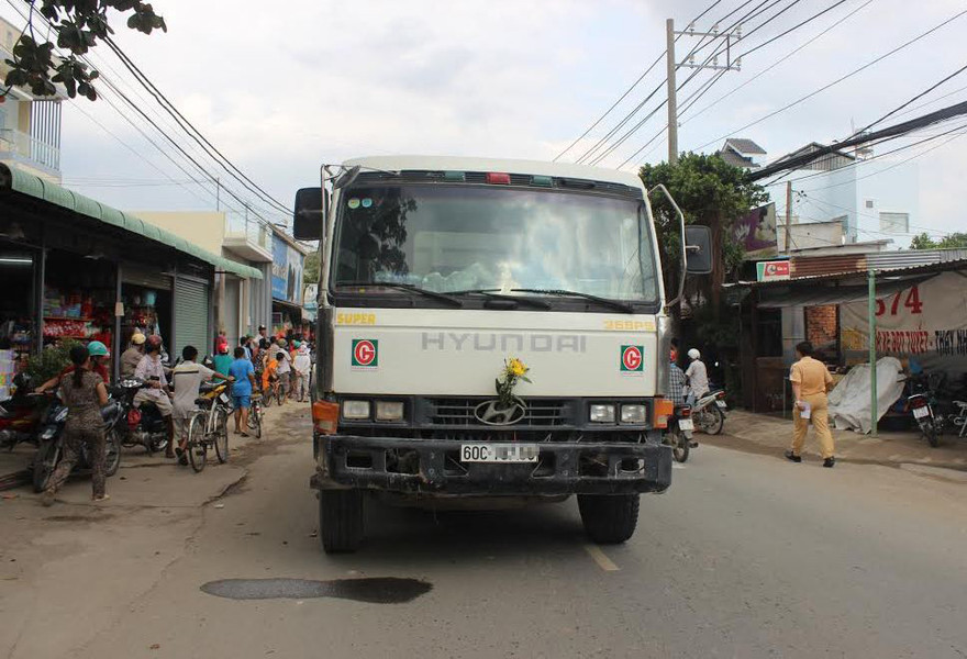 Chiếc xe ben 15 tấn gây tai nạn có đeo logo lạ phía trước đầu xe. 