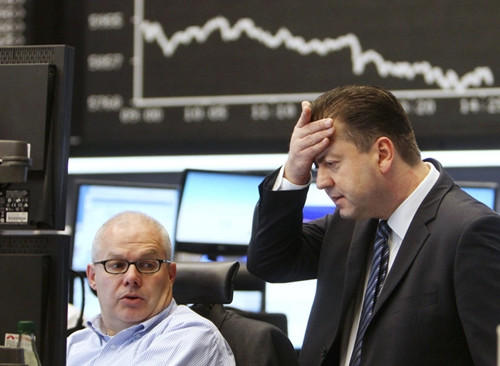 Chứng khoán toàn cầu hôm qua đồng loạt đi xuống. Ảnh: Bloomberg.