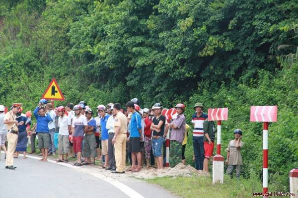 Vụ tai nạn khiến hai thanh niên đi trên xe môtô thiệt mạng tại chỗ. Ảnh: Hưng Thơ.