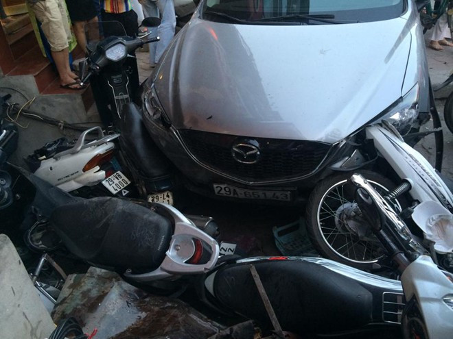 Nữ tài xế ôtô húc hàng loạt xe máy, 7 người nhập viện