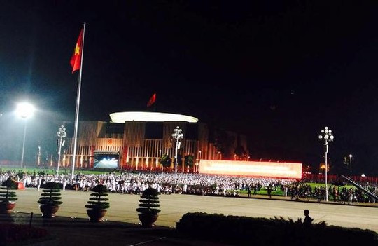 Quảng trường Ba Đình rực rỡ trong ánh đèn.